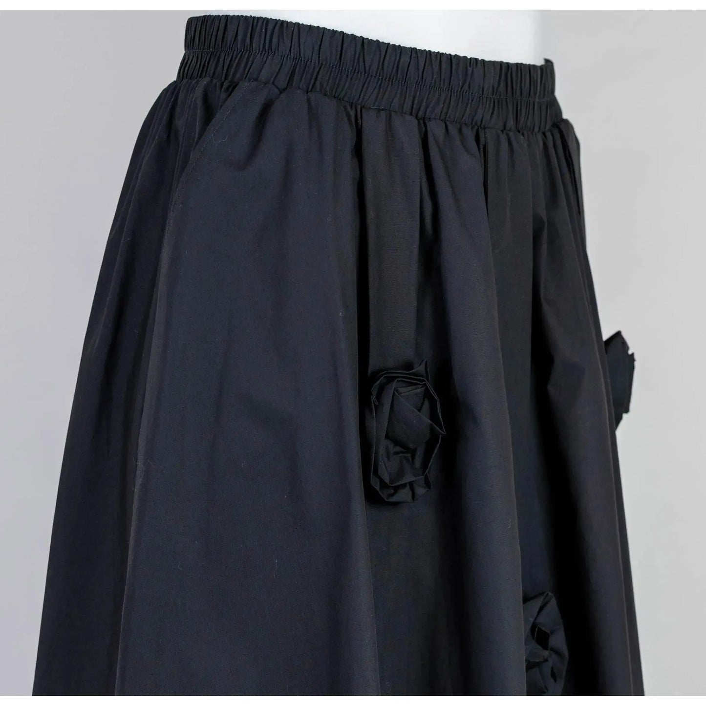 Черна миди пола с 3D рози | колекция есен-зима 6Sense