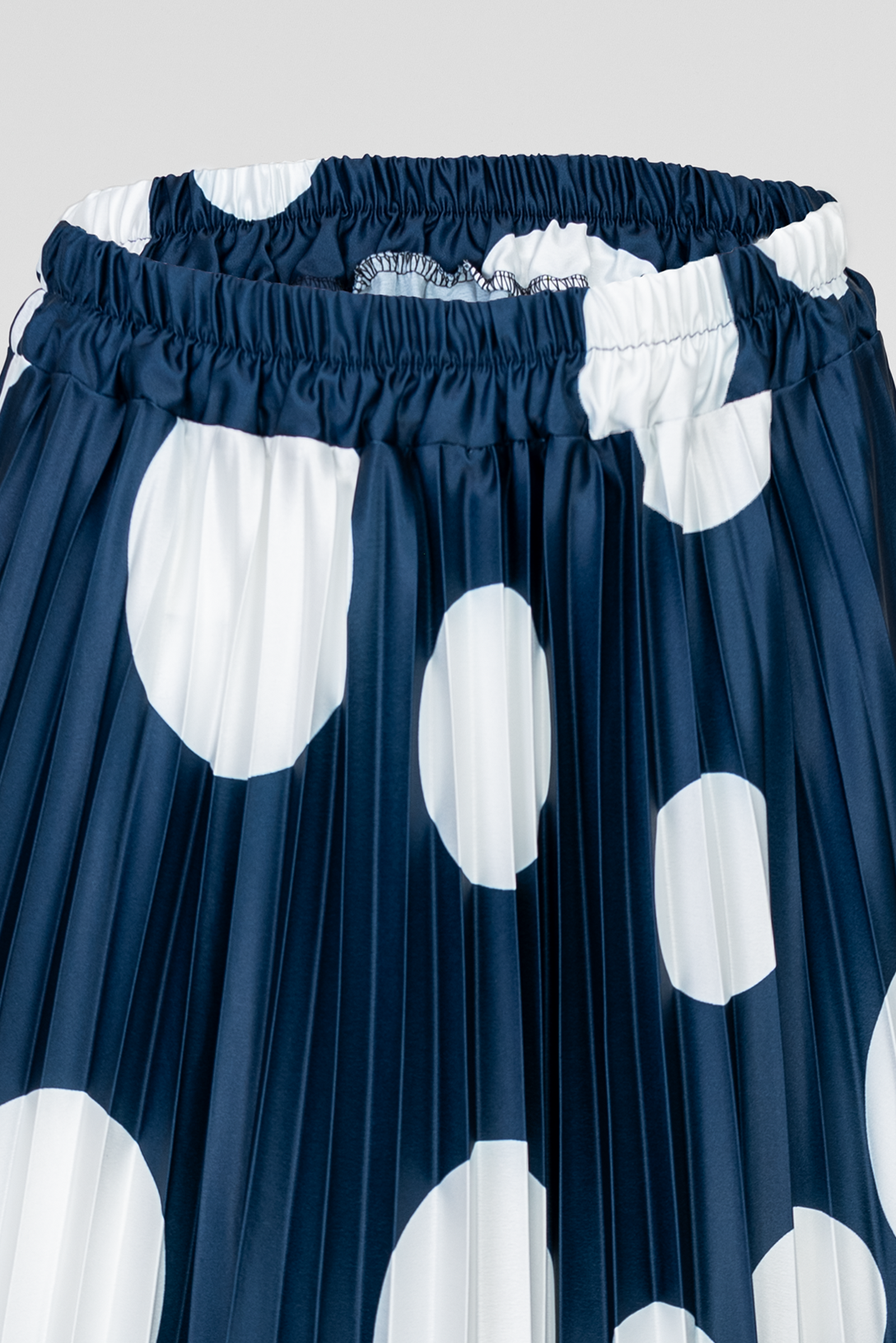 Дамска плисирана пола на точки от расо сатен – Navy Dots