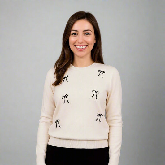 Дамски пуловер с бродирани панделки - eкрю | колекция есен-зима-пуловери-6Sense