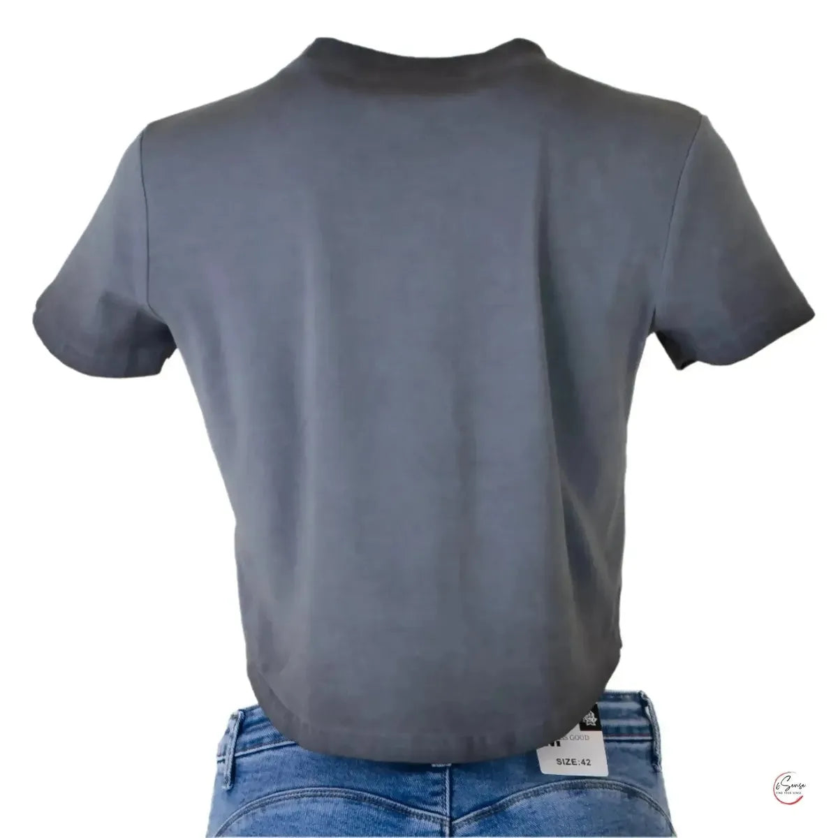 ✨ Графитена дамска тениска с релефен надпис JILLSTUARTS – стил и комфорт в едно! ✨