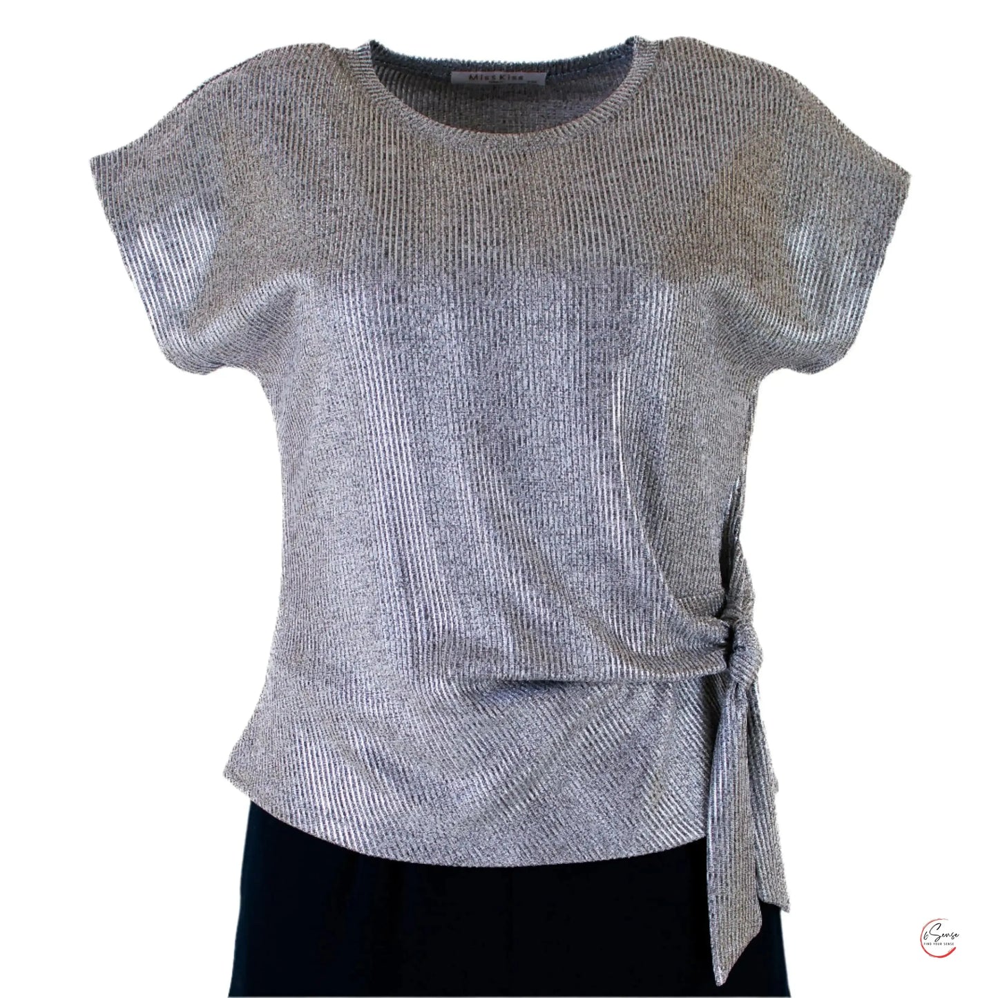 ✨ Осмели се да блеснеш със сребристия топ, който привлича погледите! ✨