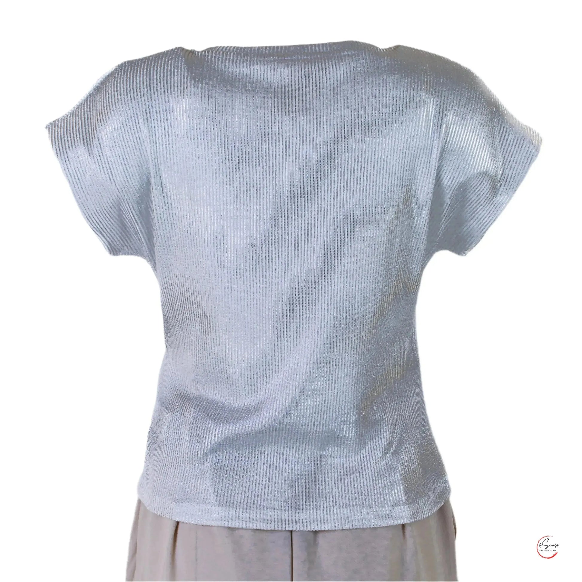 ✨ Сияйна със светло-сребрист топ – защото блясъкът ти е неподражаем! ✨