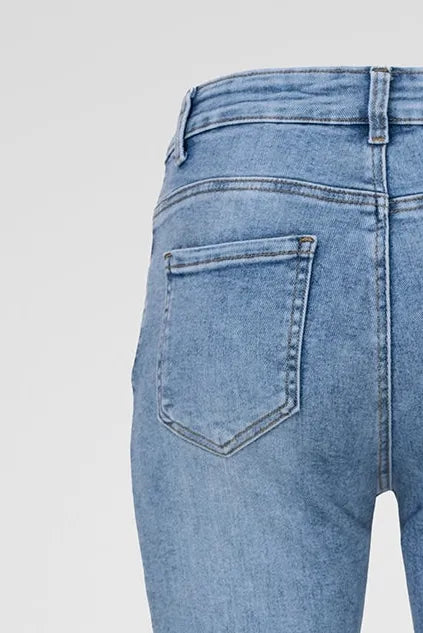 Дамски светлосини еластични дънки Plus Size Skyline Blue с 5 джоба, стандартна талия и комфортна линия.