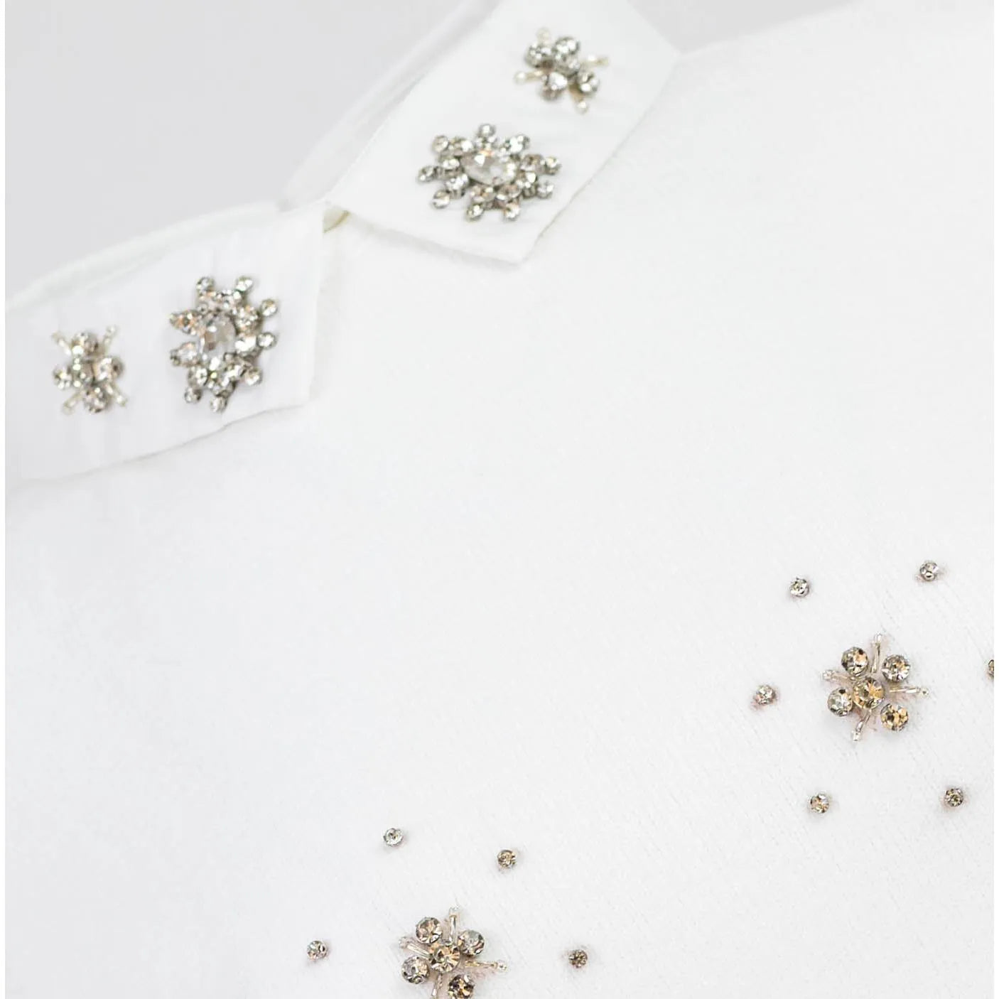 Елегантен бял пуловер с декорирана яка - Amber Frame-пуловери-6Sense