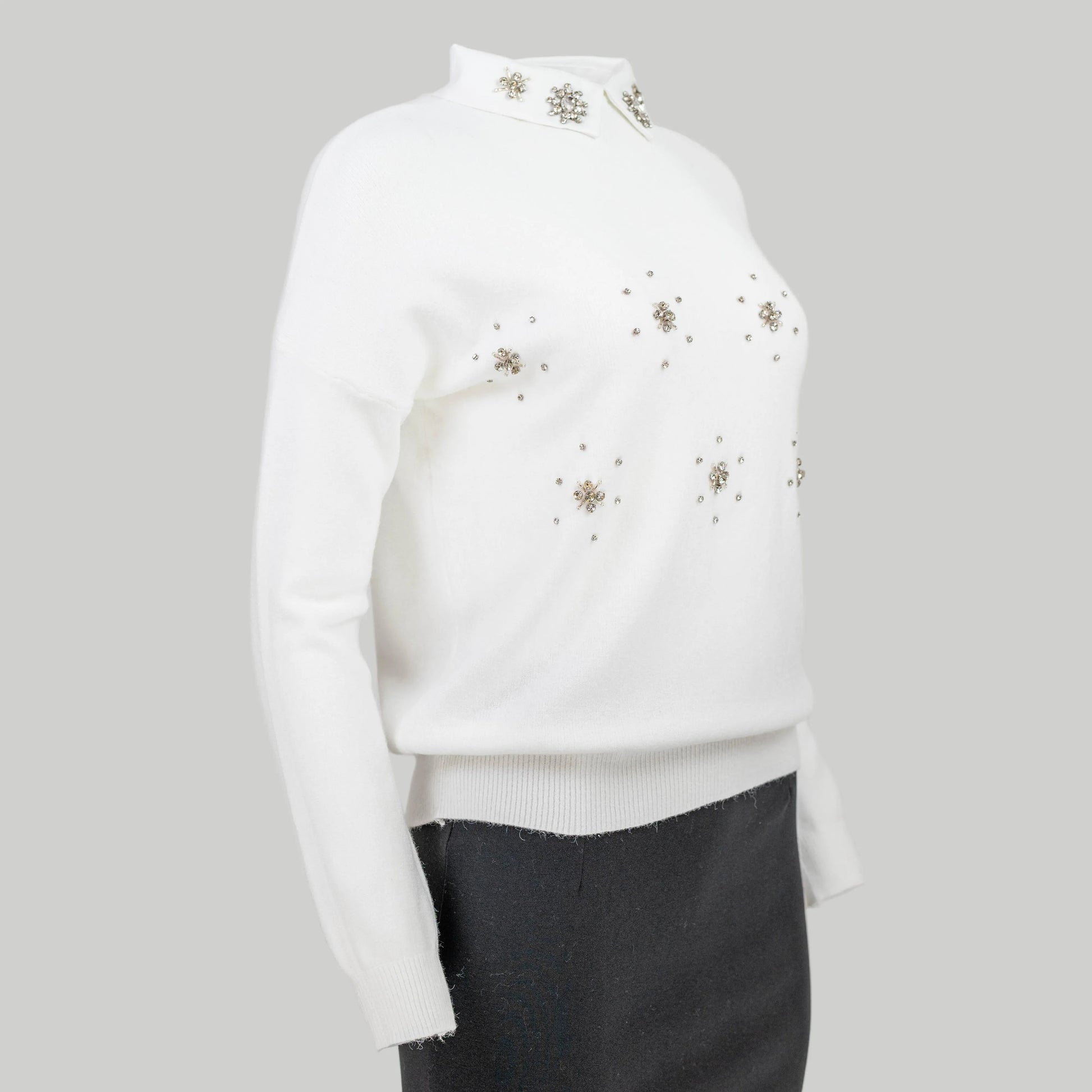 Елегантен бял пуловер с декорирана яка - Amber Frame-пуловери-6Sense