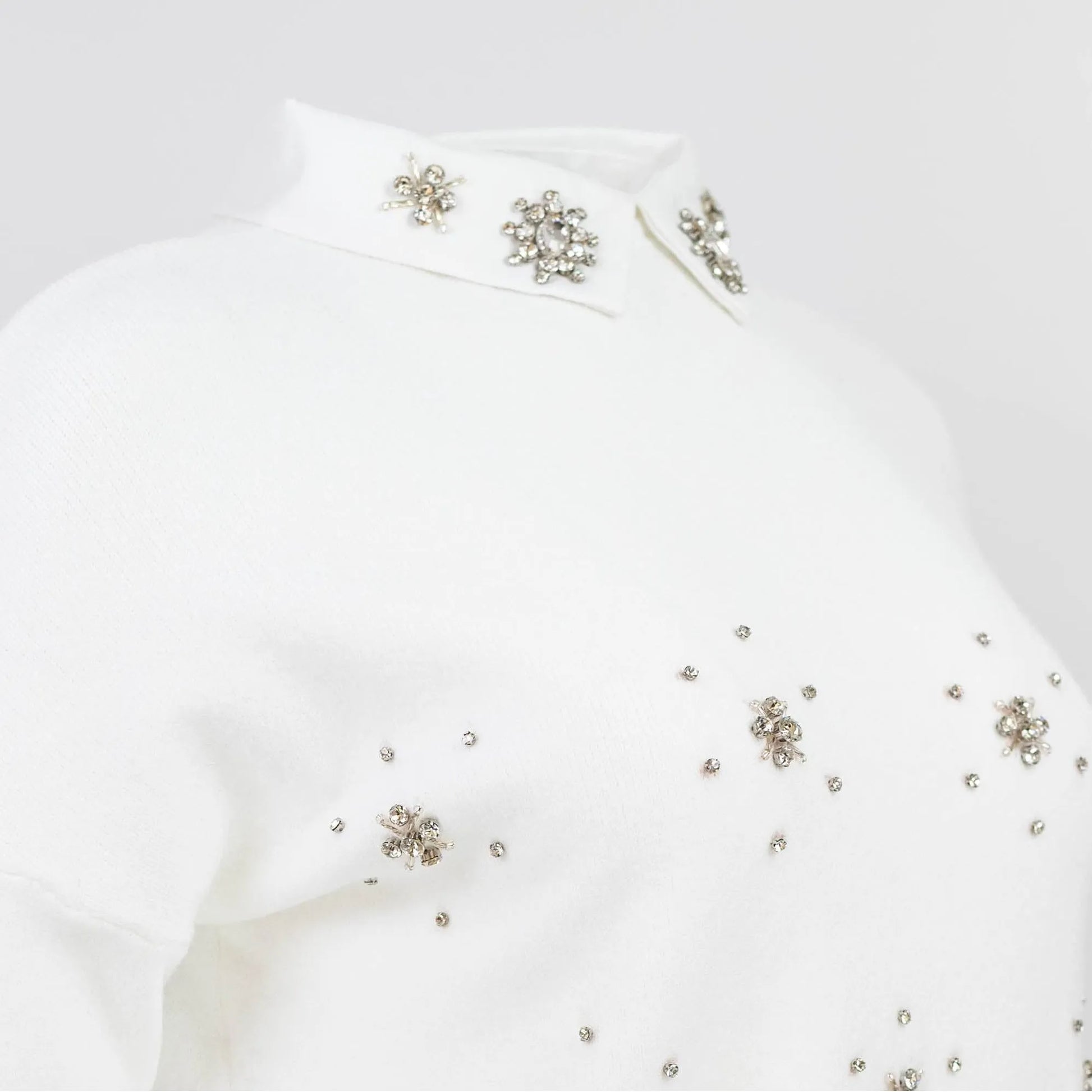 Елегантен бял пуловер с декорирана яка - Amber Frame-пуловери-6Sense