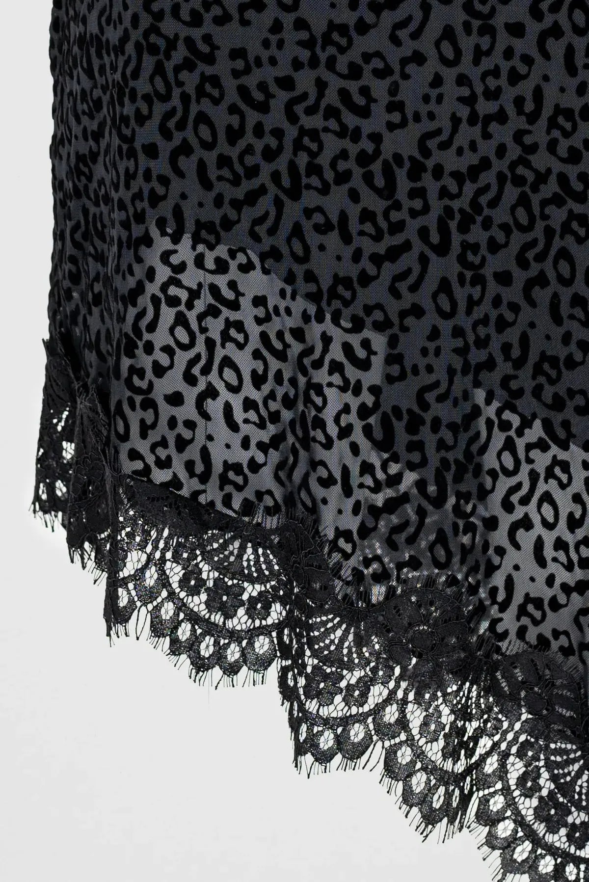 Рокля в черно леопардово кадифе с дантелeн финал - Wild Leopard Lace-рокли-6Sense