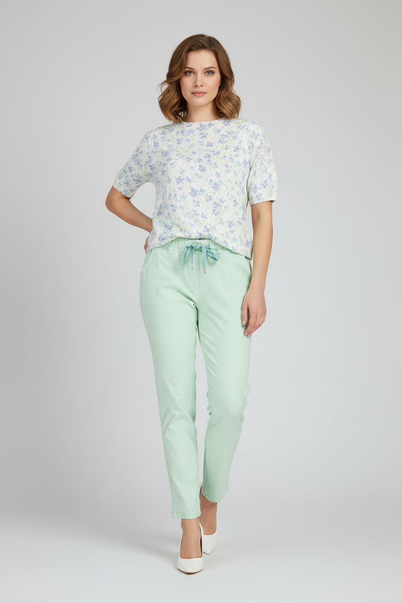 Стилна жена с мента панталон и флорална блуза