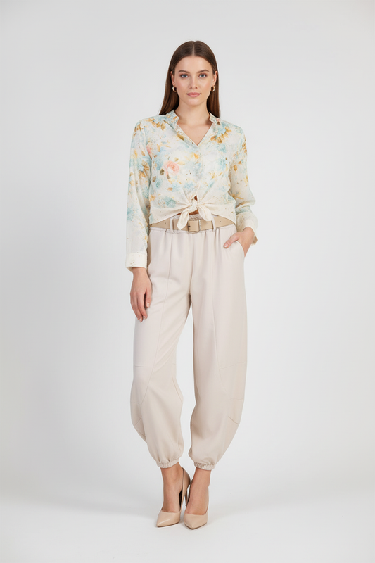 Стилна визия с бежови панталони и флорална блуза
