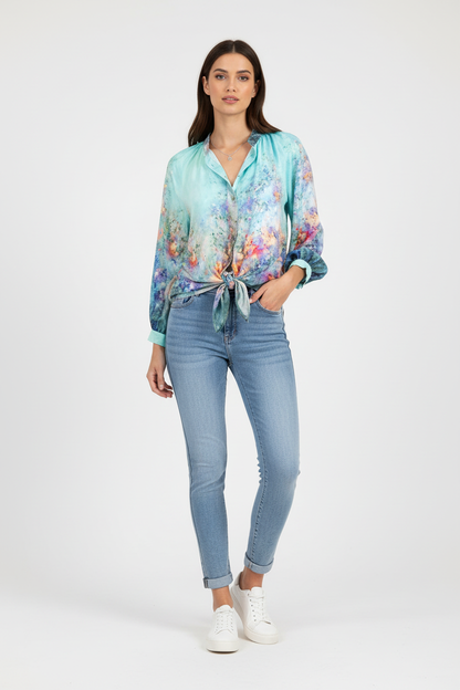 Стилна визия със светли дънки и акварелна блуза