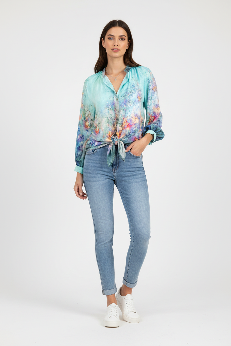 Стилна визия със светли дънки и акварелна блуза