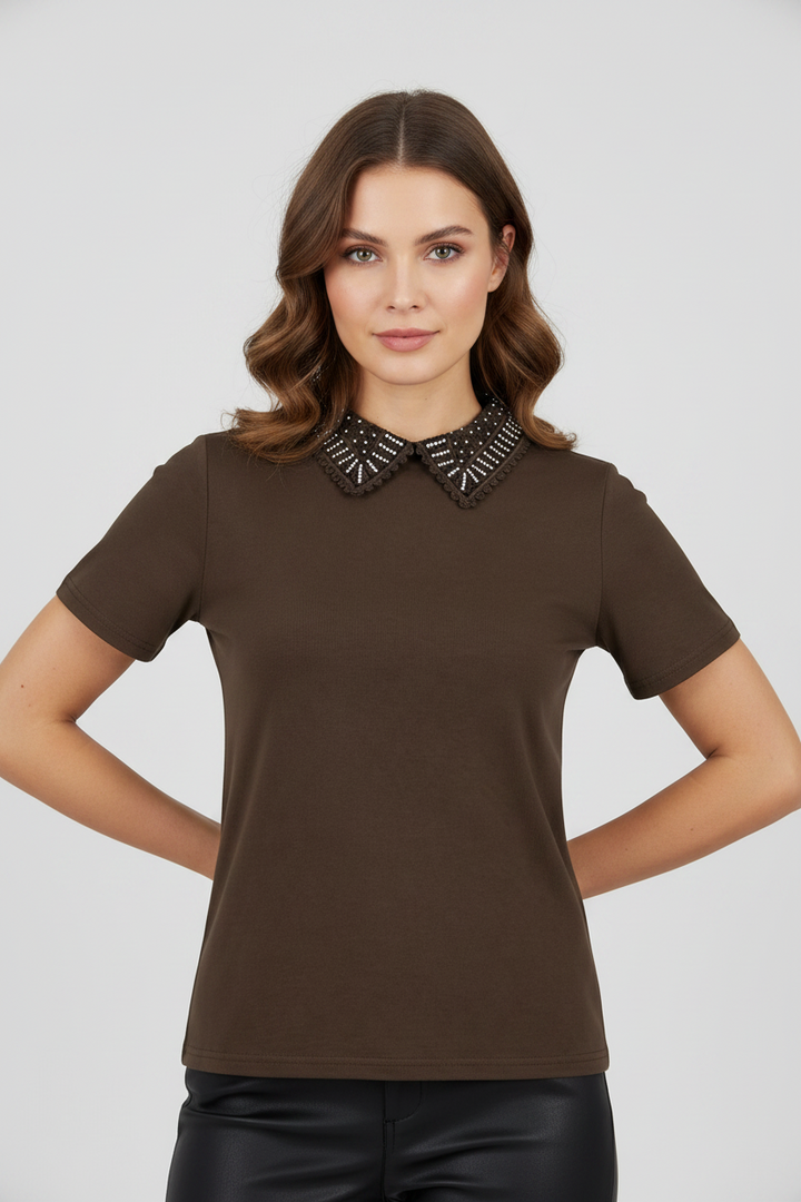 Дамска кафява тениска с яка и камъни – Noir Collar