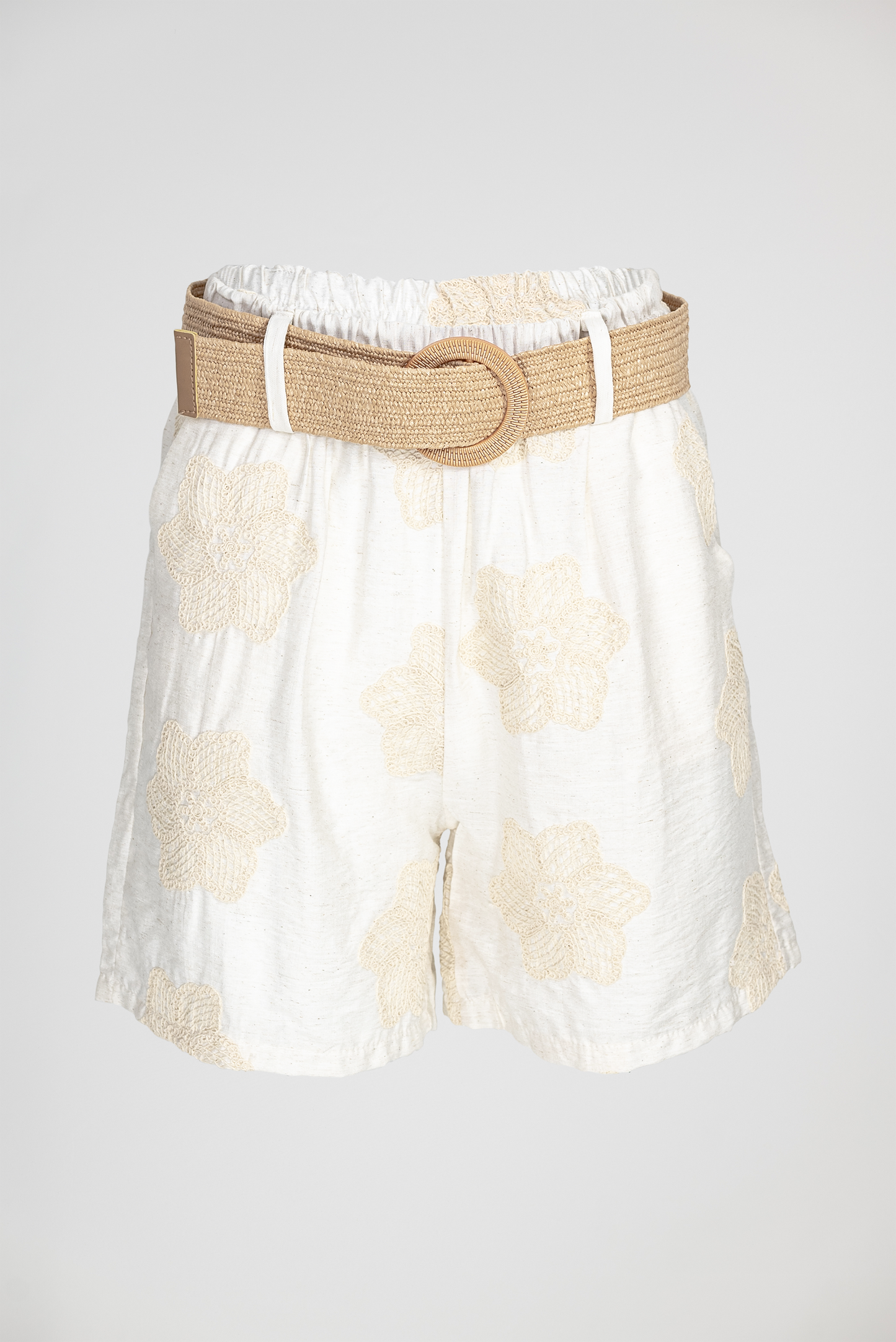 Дамски къси панталони с флорална бродерия и колан – Ivory Charm