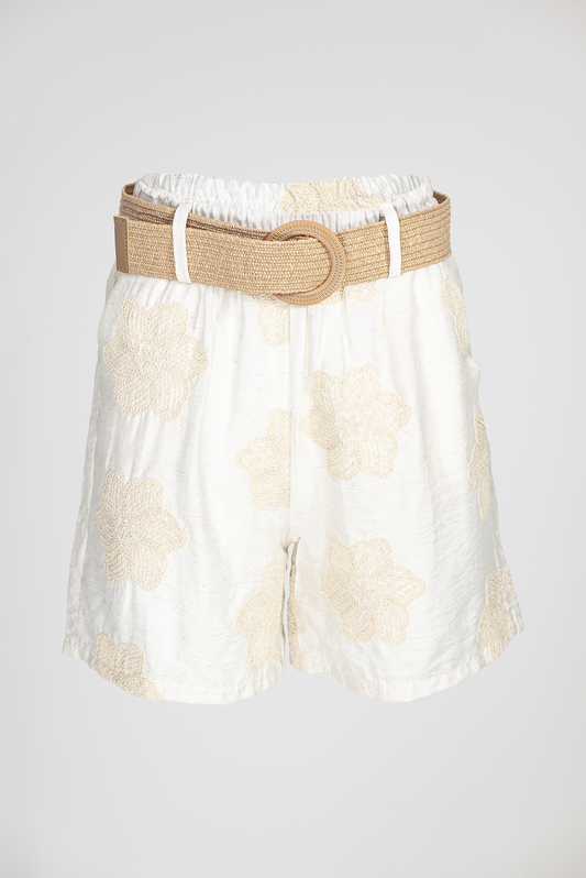 Дамски къси панталони с флорална бродерия и колан – Ivory Charm