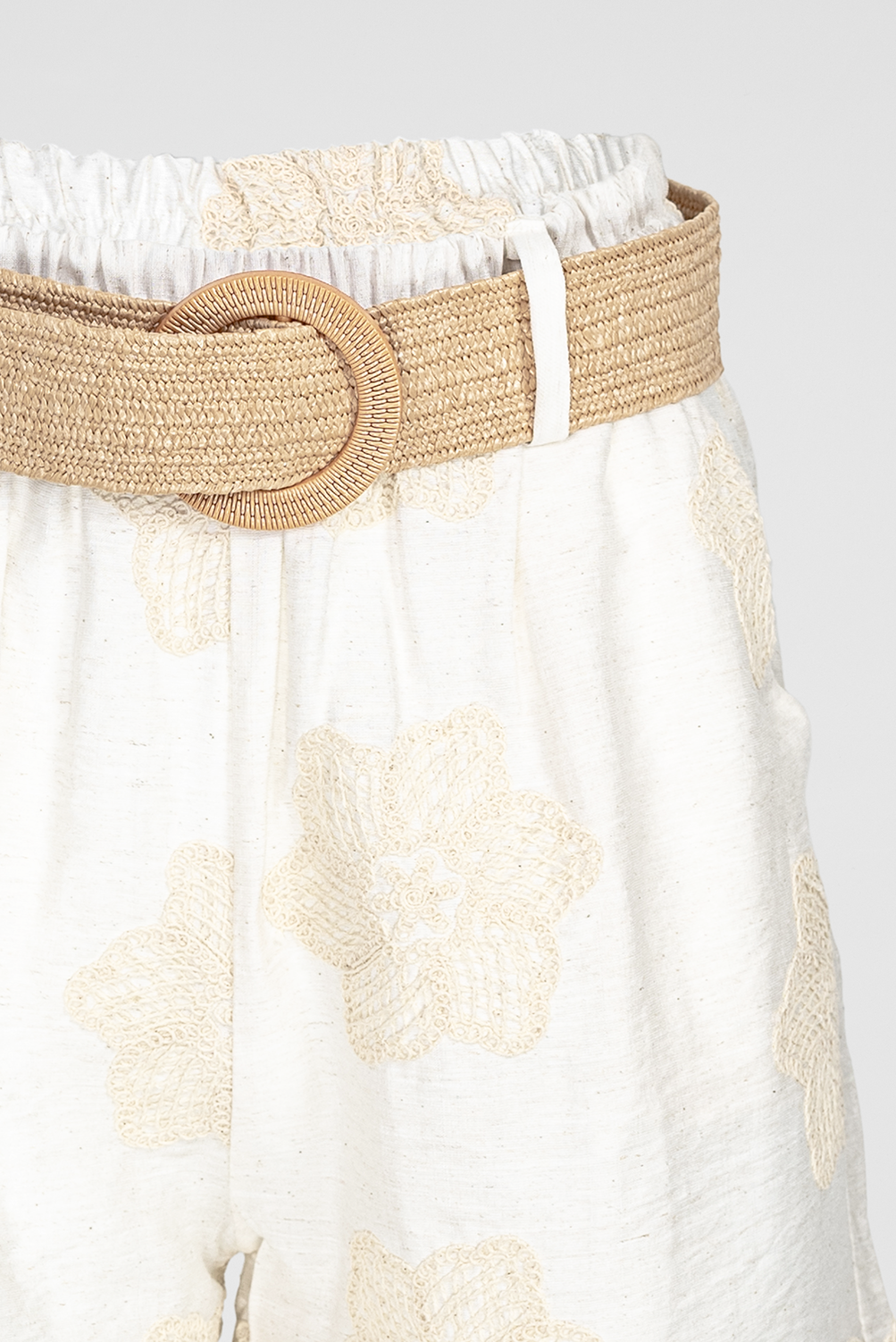 Дамски къси панталони с флорална бродерия и колан – Ivory Charm