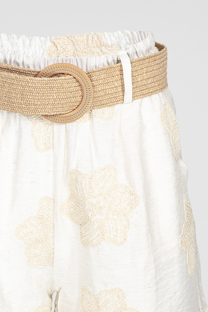 Дамски къси панталони с флорална бродерия и колан – Ivory Charm