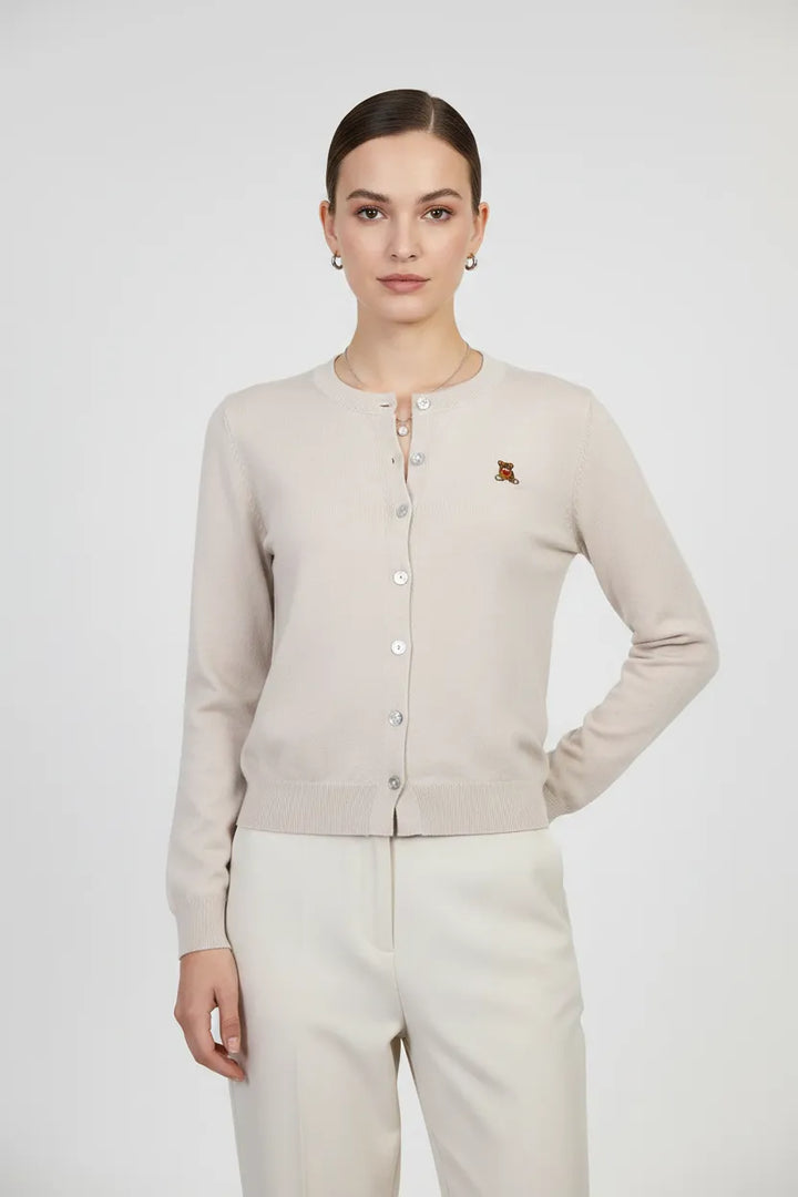Дамска фина плетена жилетка в екрю с копчета – Cozy Ivory-жилетки-6Sense