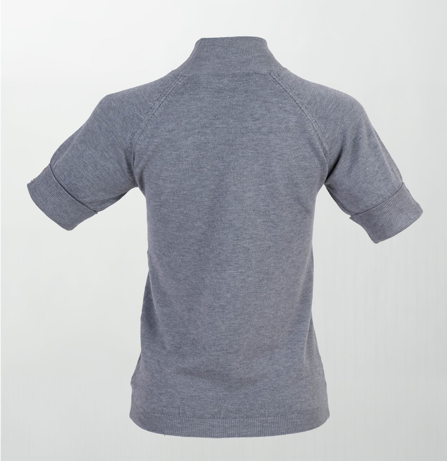 Фин пуловер с полу-поло яка и къс ръкав - Mono Chic