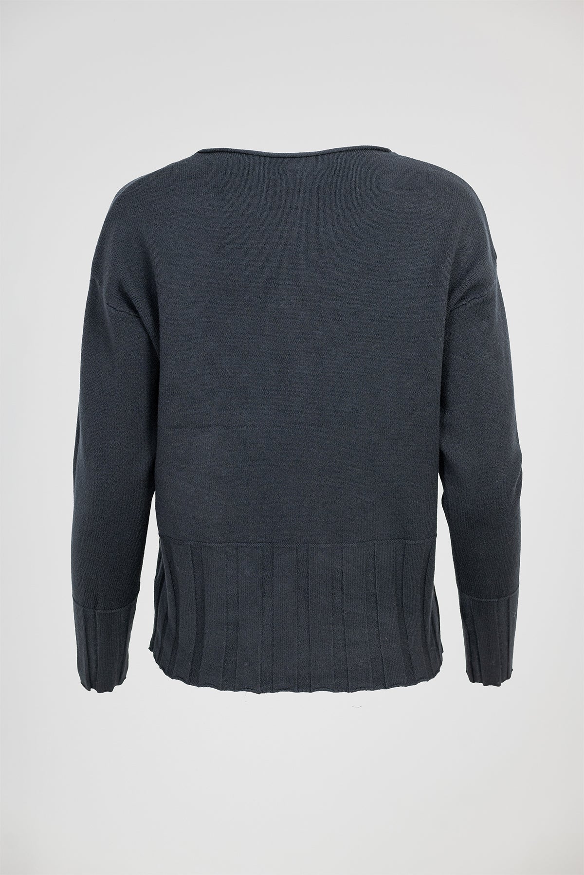 Дамски фин пуловер в черно с рипсен подгъв - Soft Line