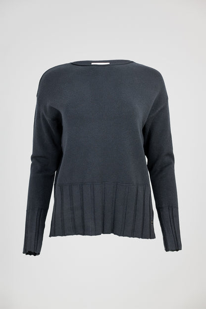 Дамски фин пуловер в черно с рипсен подгъв - Soft Line