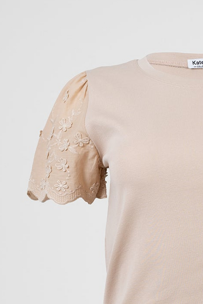 Дамска бежова тениска с бродирани ръкави от памук – Soft Тоuch