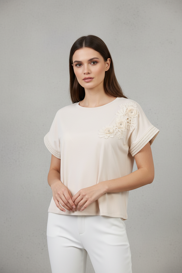 Дамска бежова тениска с декоративни цветя и плетени ръкави – Ivory Bloom