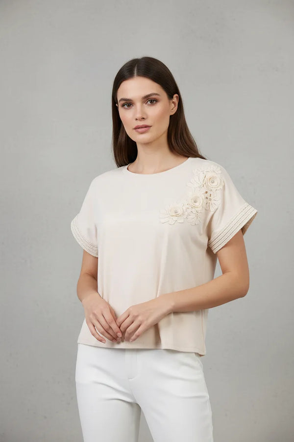 Дамска бежова тениска с декоративни цветя и плетени ръкави – Ivory Bloom