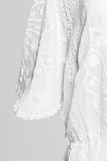 Дамска бяла дантелена блуза с ластик в талията White Grace