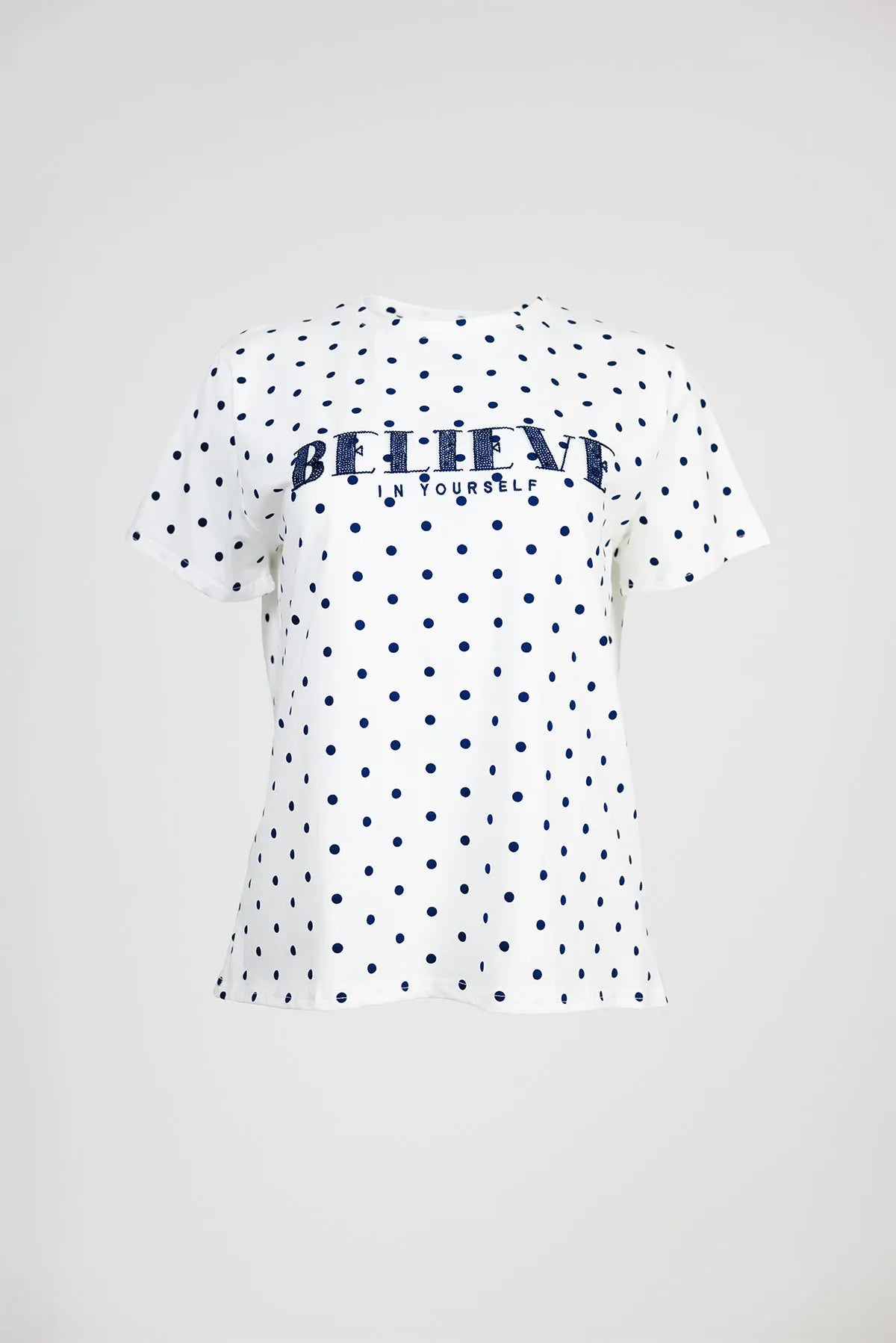 Дамска бяла тениска на точки с надпис – Believe Dot