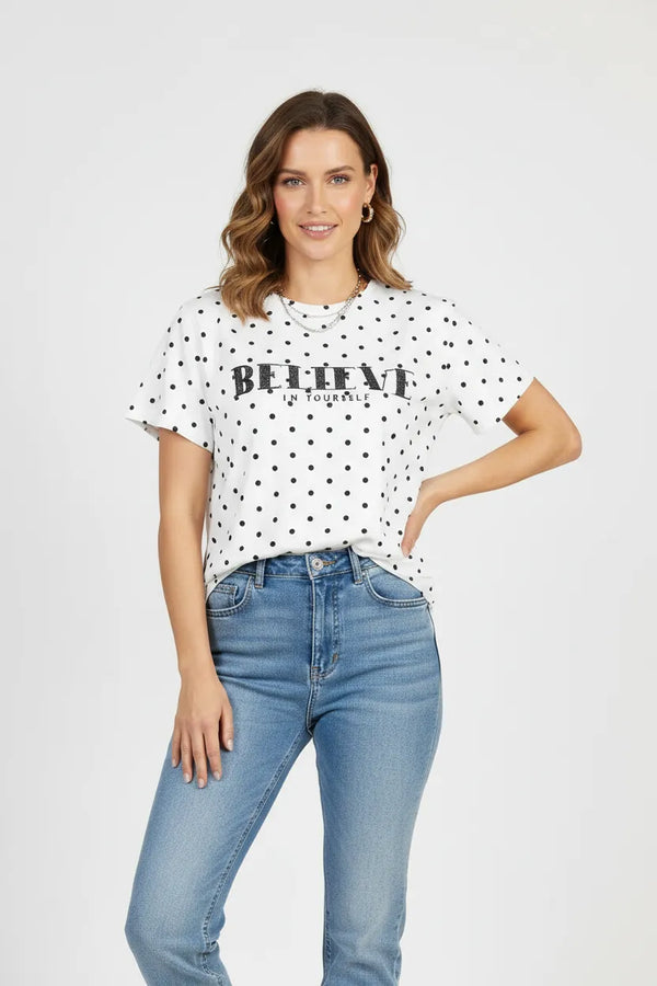 Дамска бяла тениска на точки с надпис – Believe Dot