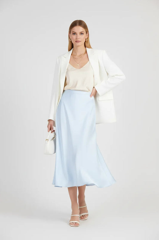 Дамска сатенена пола в светлосиньо с елегантна линия – Sky Flow