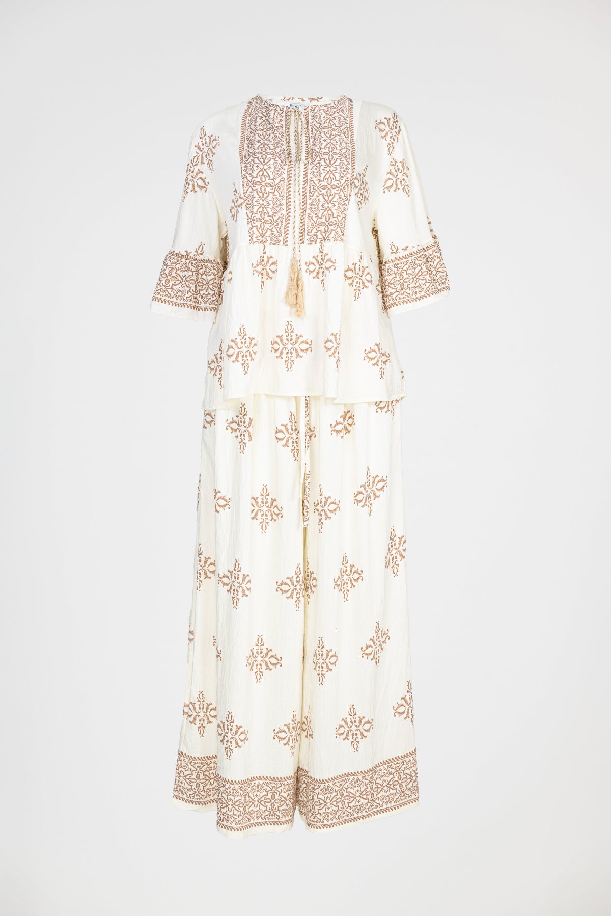 Дамски комплект блуза и панталон с бродерия в бежови тонове – Boho Grace