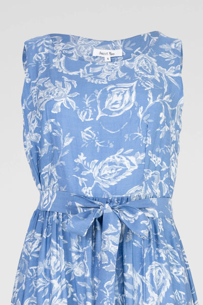 Дамска синя рокля без ръкави с флорален принт и колан – Sky Petals