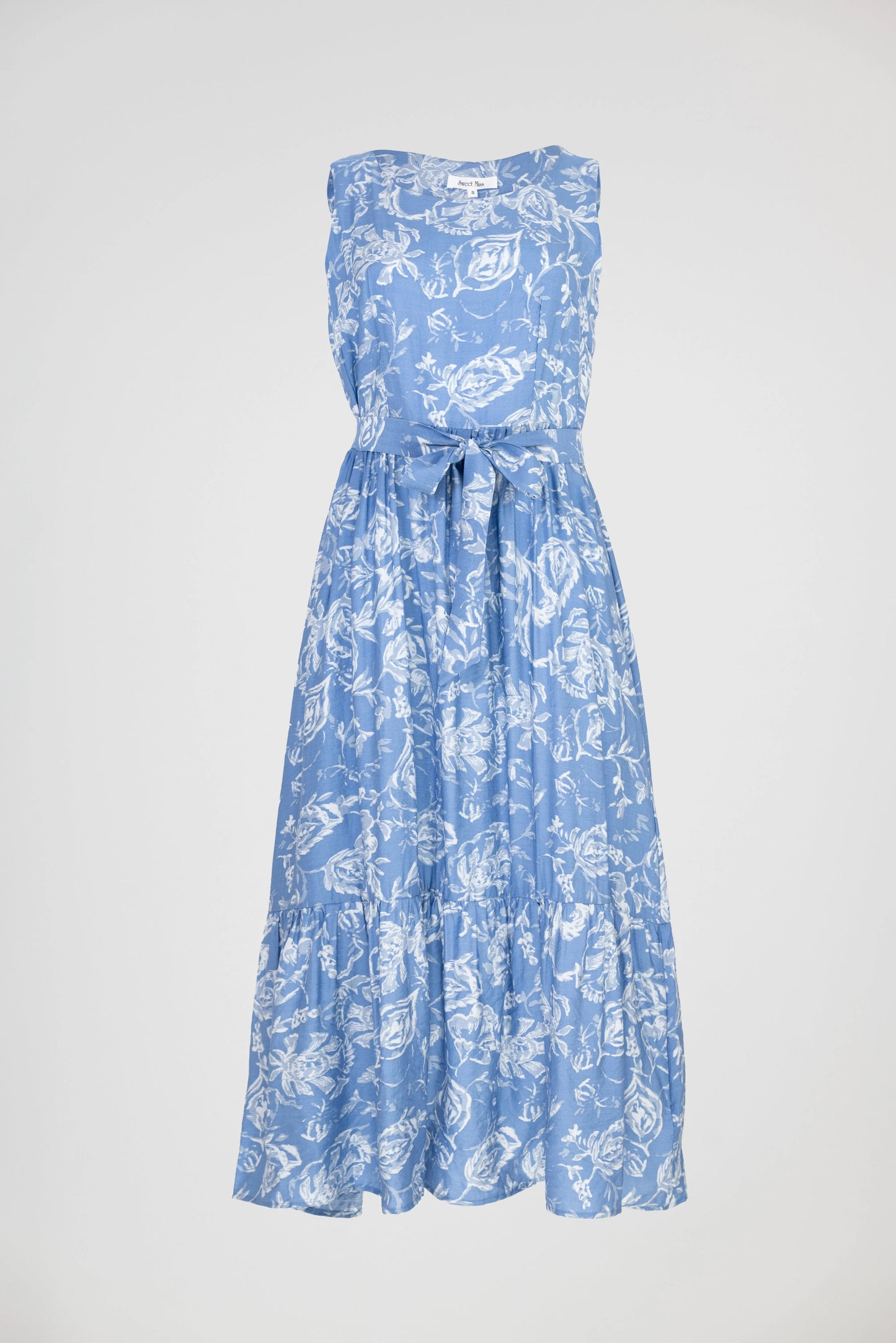 Дамска синя рокля без ръкави с флорален принт и колан – Sky Petals