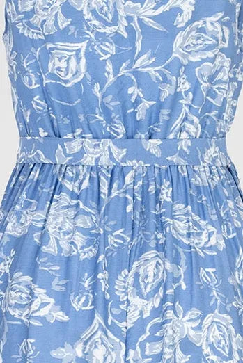 Дамска синя рокля без ръкави с флорален принт и колан – Sky Petals