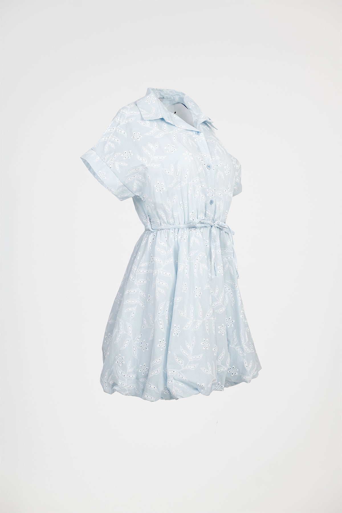 Дамска светлосиня рокля с рязана бродерия и колан – Sky Lace