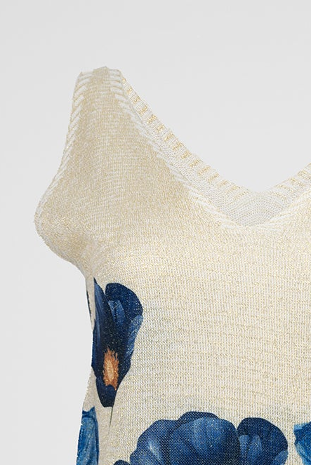 Дамски топ с флорален принт и V-образно деколте – Blue Garden