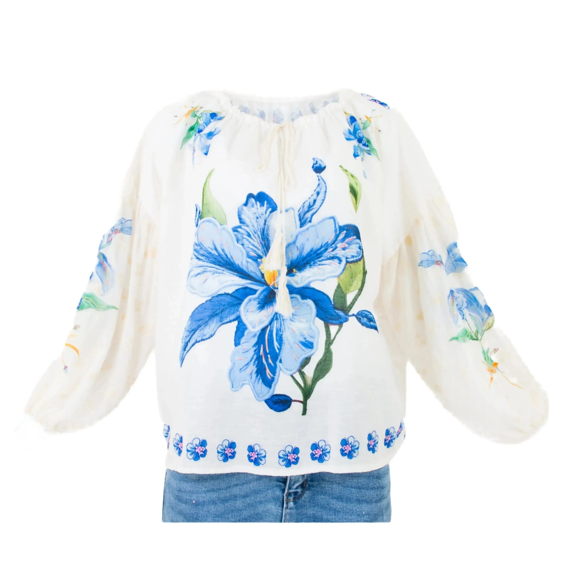 Бяла блуза с кралско синя орхидея – елегантен стил с артистичен акцент
