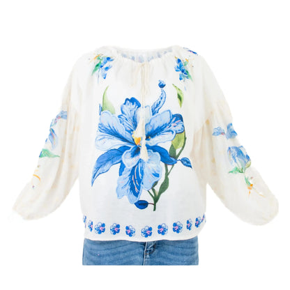 Бяла блуза с кралско синя орхидея – елегантен стил с артистичен акцент