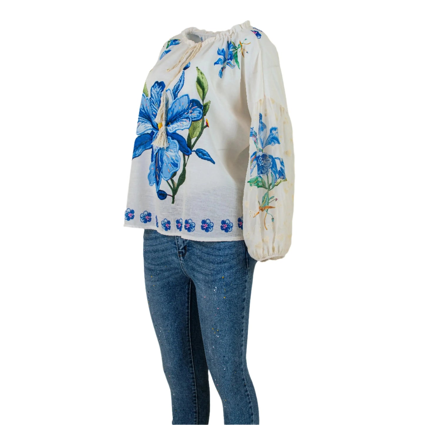 Бяла блуза с кралско синя орхидея – елегантен стил с артистичен акцент