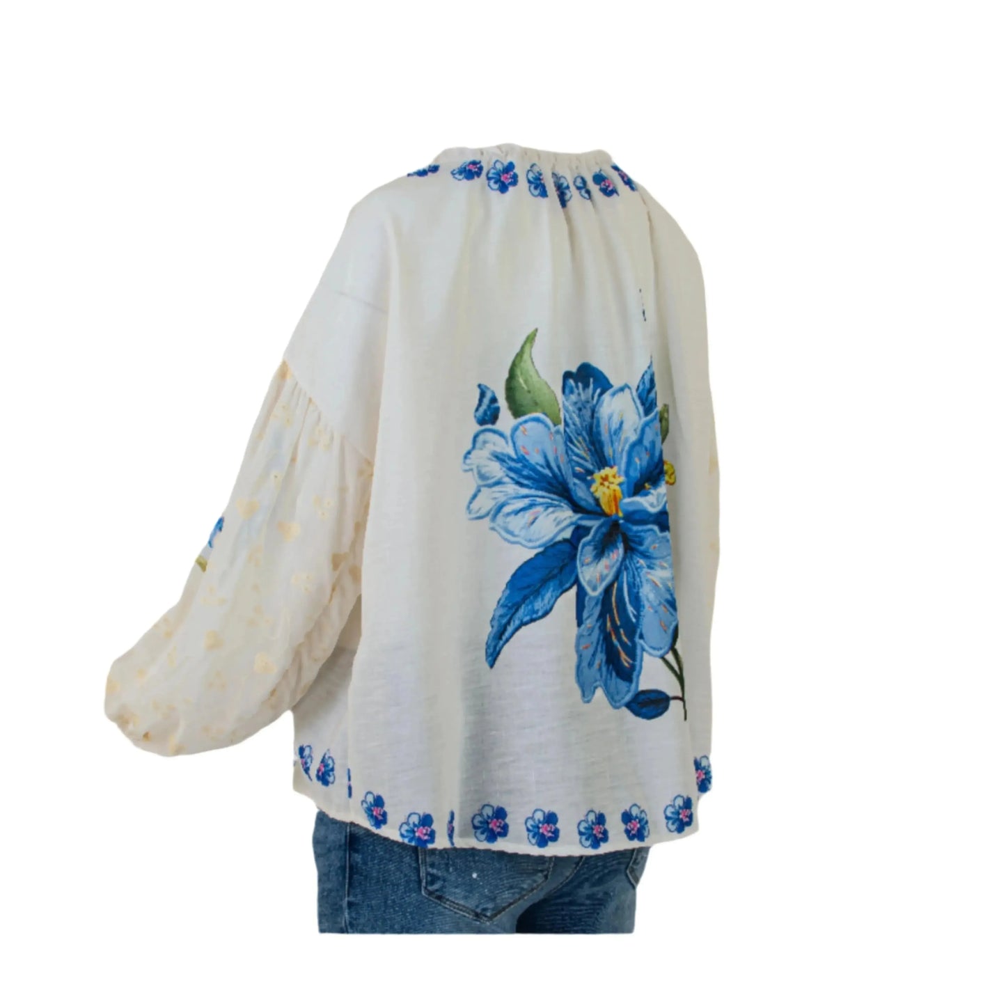Бяла блуза с кралско синя орхидея – елегантен стил с артистичен акцент
