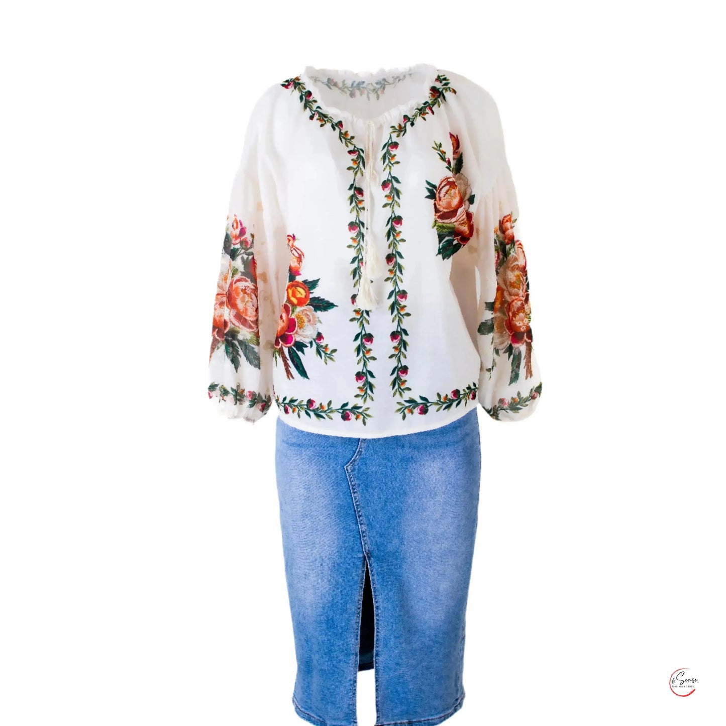 Бяла блуза с пищни цветя – елегантен етно шик