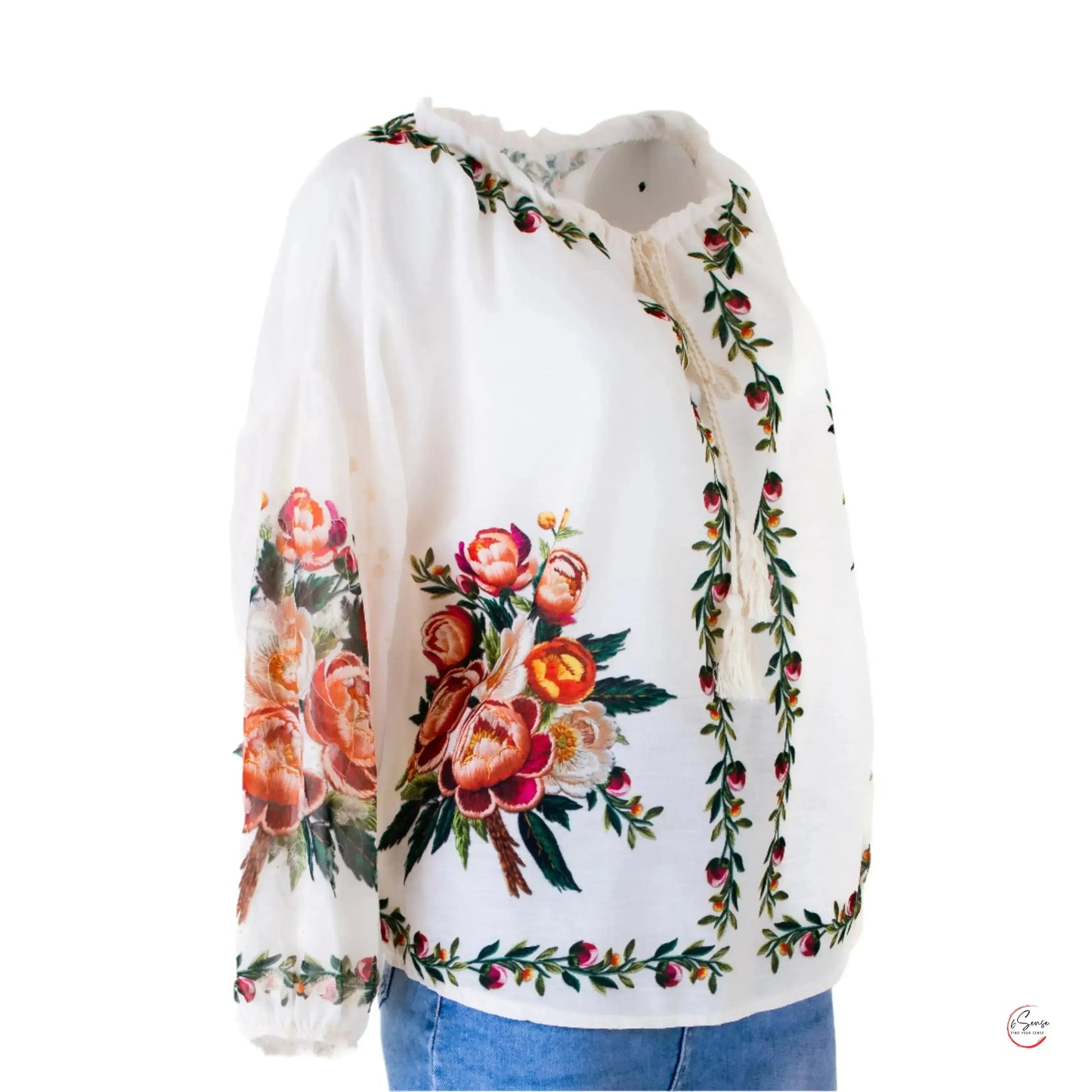 Бяла блуза с пищни цветя – елегантен етно шик