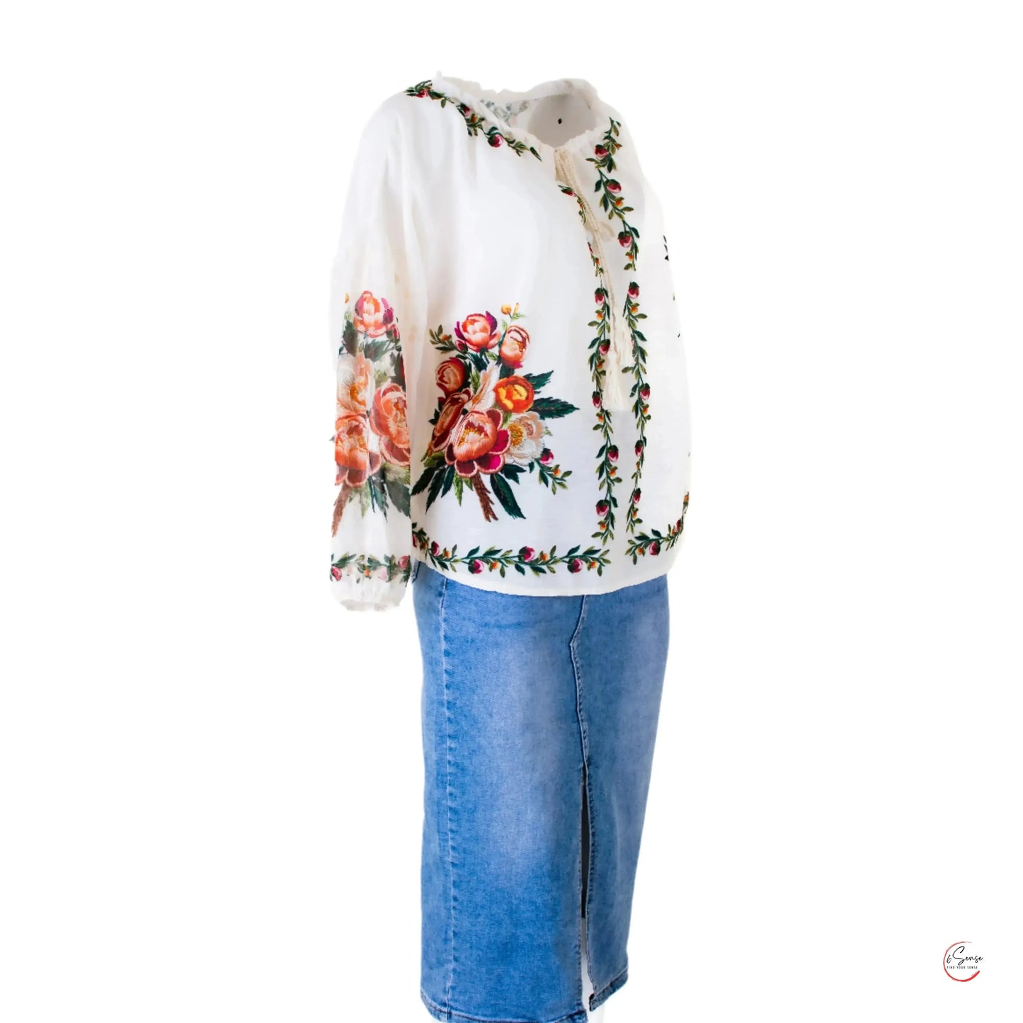 Бяла блуза с пищни цветя – елегантен етно шик