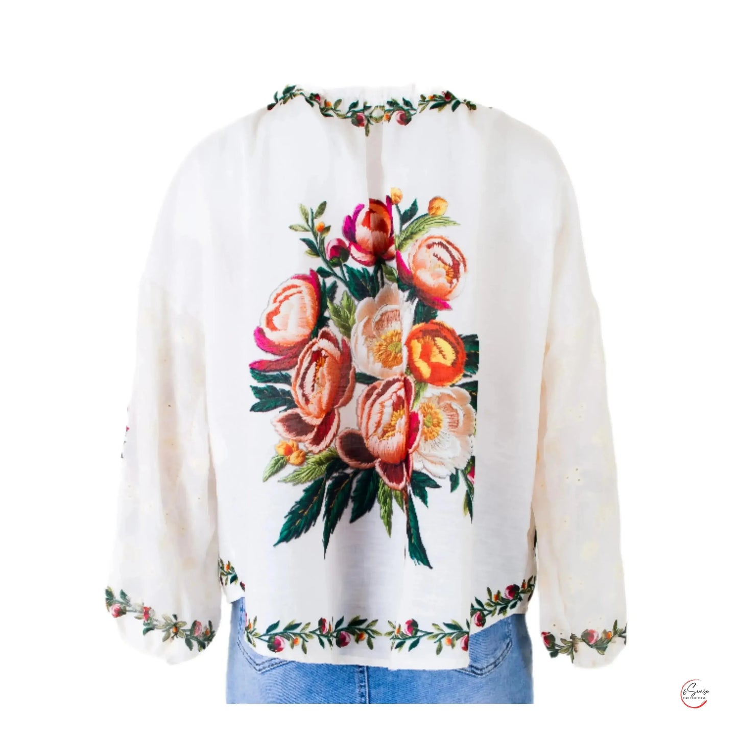 Бяла блуза с пищни цветя – елегантен етно шик