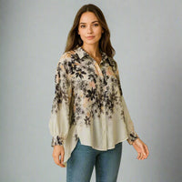 Дамска бяла риза с флорален принт | колекция есен-зима - облечена върху модел