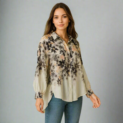 Дамска бяла риза с флорален принт | колекция есен-зима - облечена върху модел