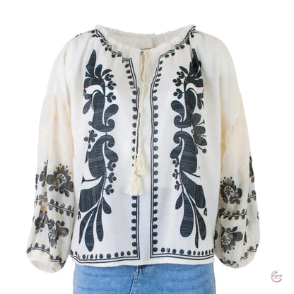 Блуза с етно шарка – елегантност с артистичен дух