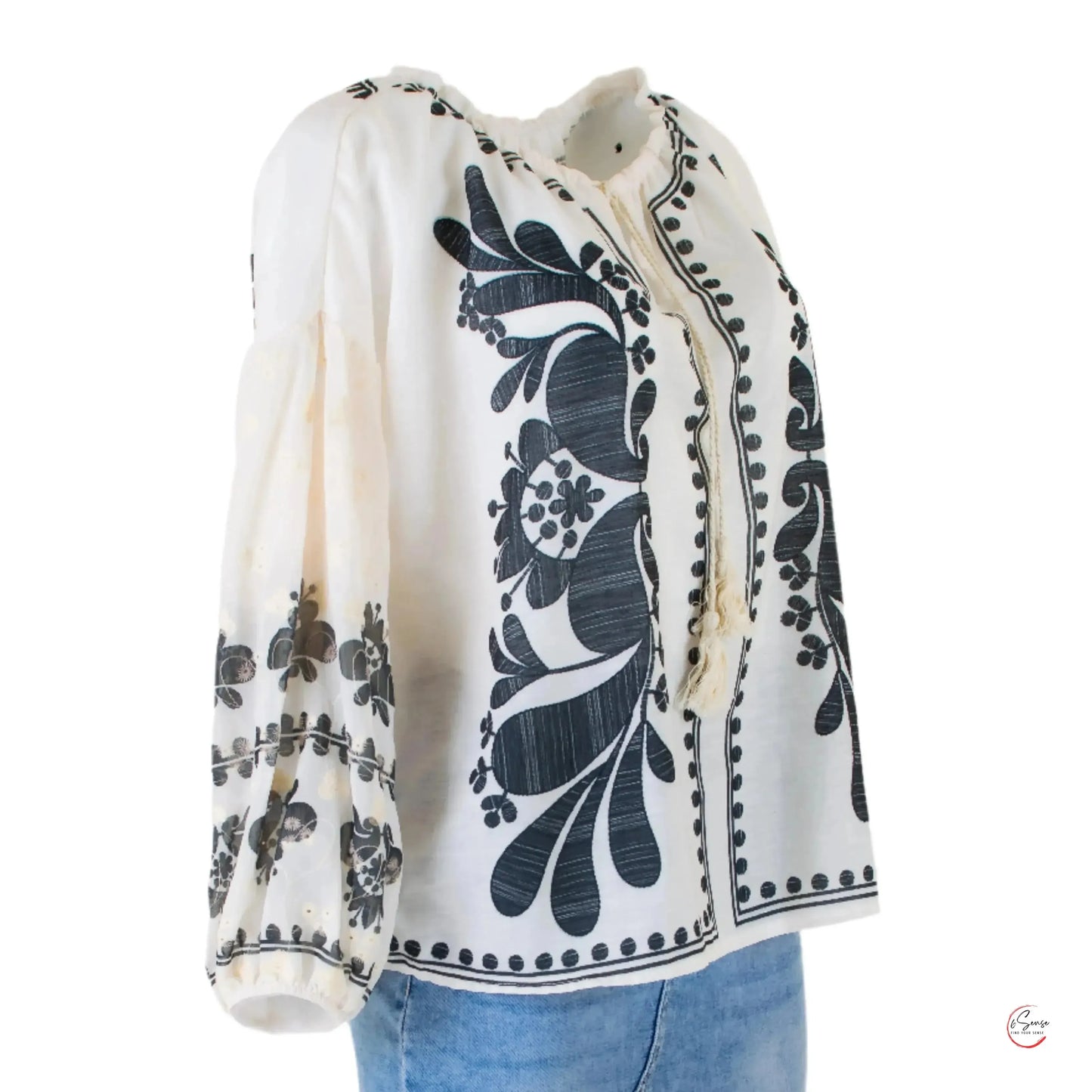 Блуза с етно шарка – елегантност с артистичен дух