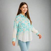 Дамска риза с издължена задна част, бяла с акварелен флорален принт в синьо и коралово, колекция есен-зима.